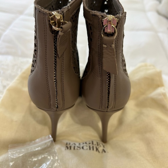 💥PRICE⬇️
 BADGLEY MISCHKA - High Heel Taupe Bootie - size 7 - - Picture 3 of 10